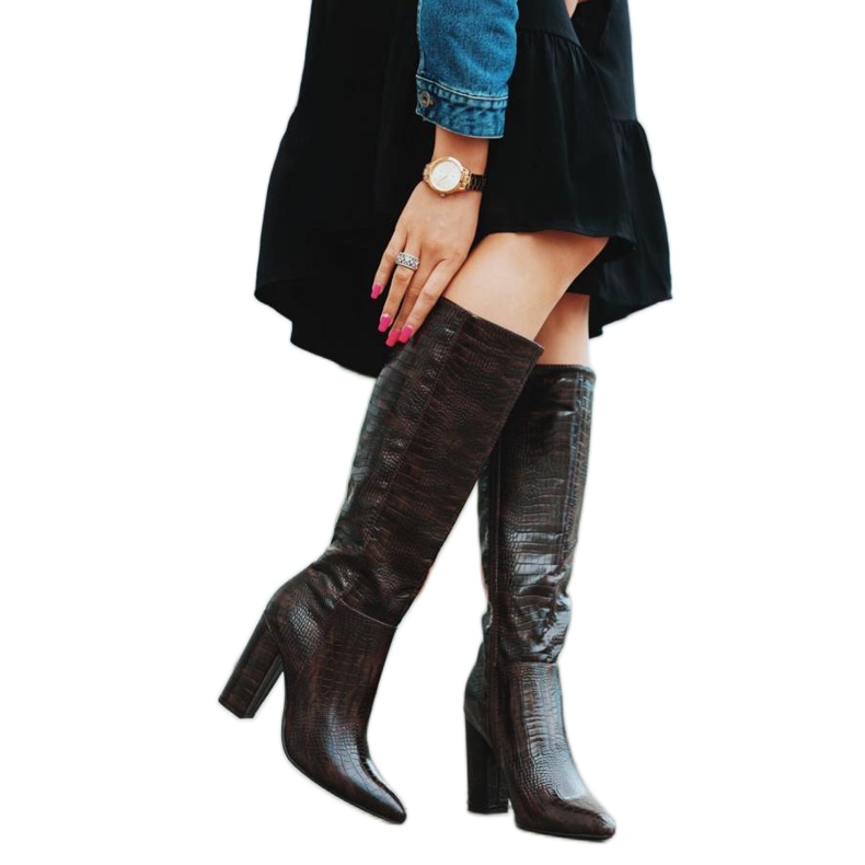 Ruskeat saappaat Phoebon postauksessa musta