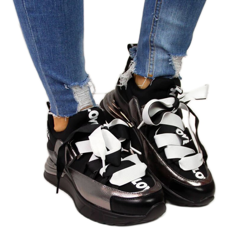 Mustat lenkkarit, joissa Vinceza W JAN49B -merkinnät