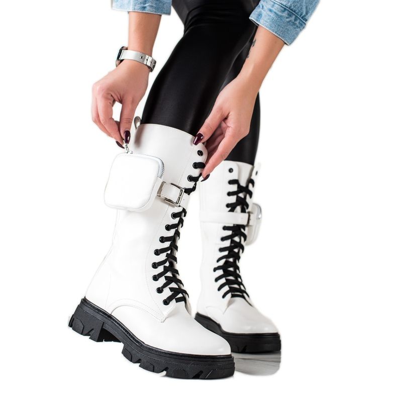 TRENDI Valkoiset saappaat lavalla valkoinen