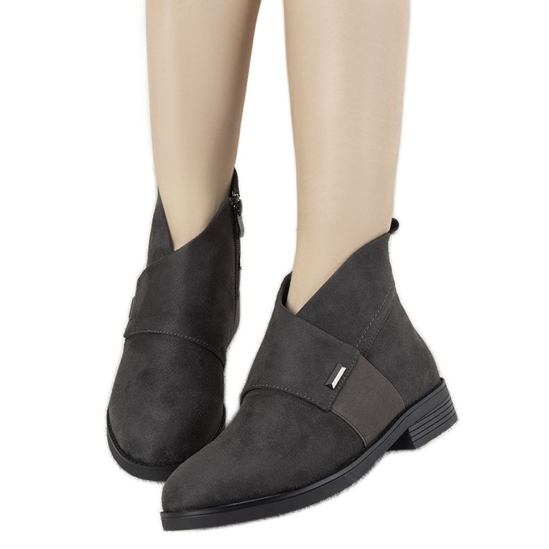 Graalin harmaat saappaat, joissa on litteät korkokengät