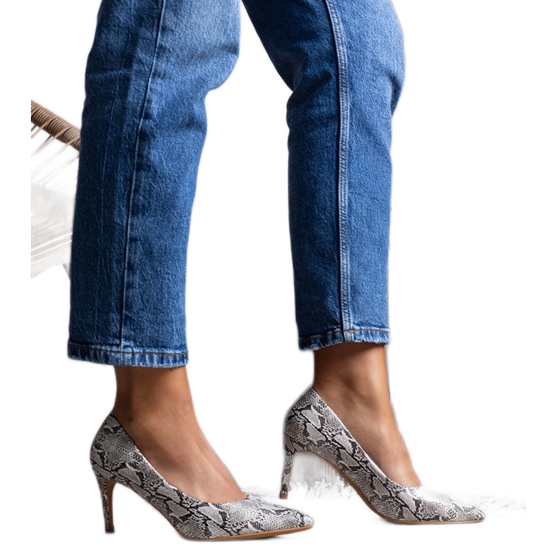 Beige -pumput Nickle -käärmeen kuviossa