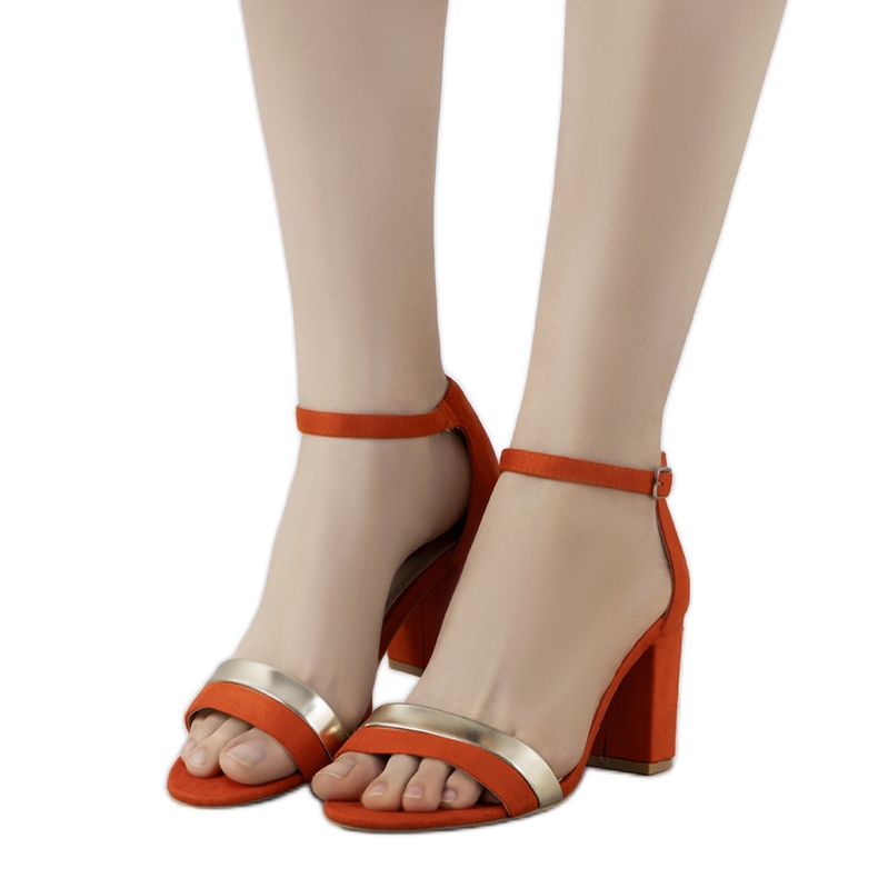 Oranssit sandaalit Kino -postissa