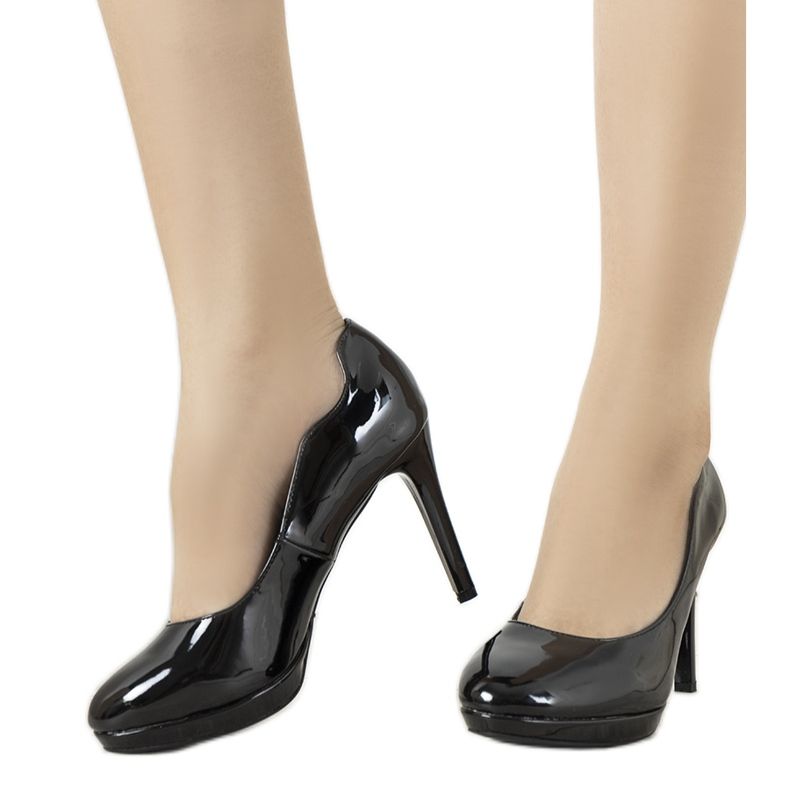 Mustat lakatut pumput Joleen -kantapäässä