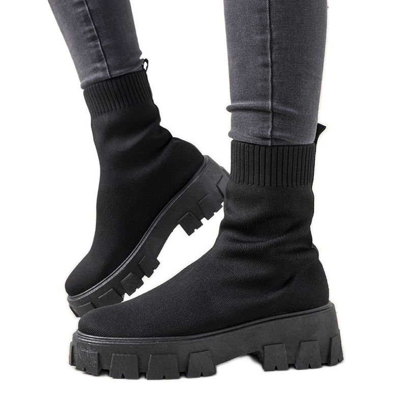 Mustat saappaat paksulla Randy -pohjalla