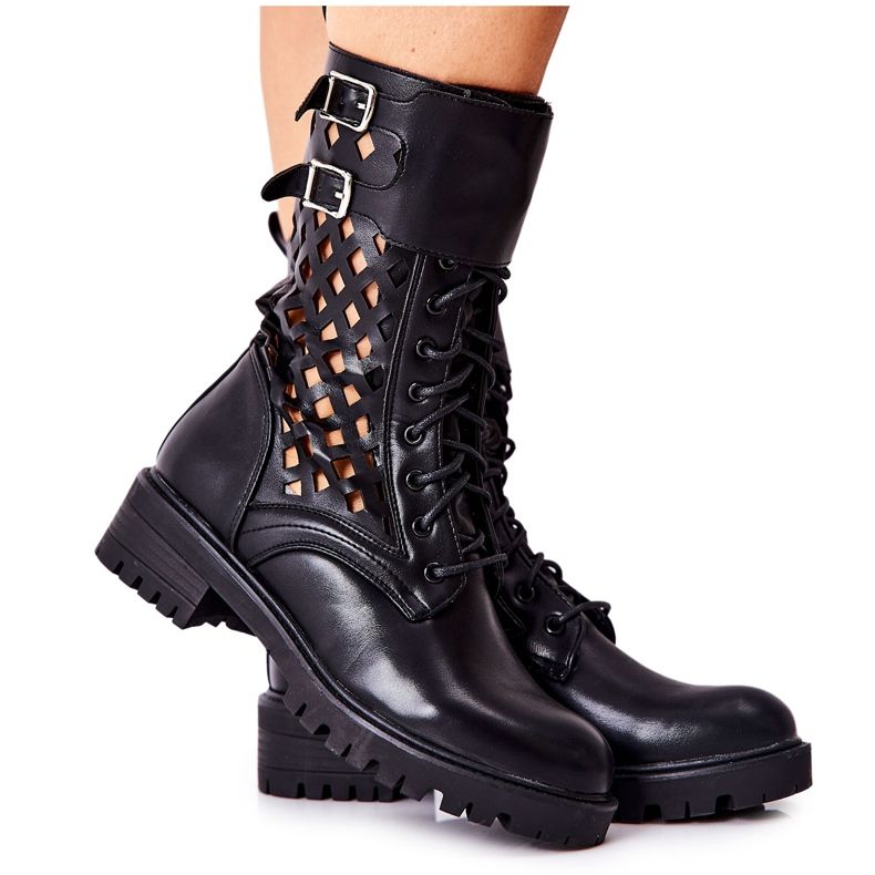 Menie mustat, avoimet nahkasaappaat