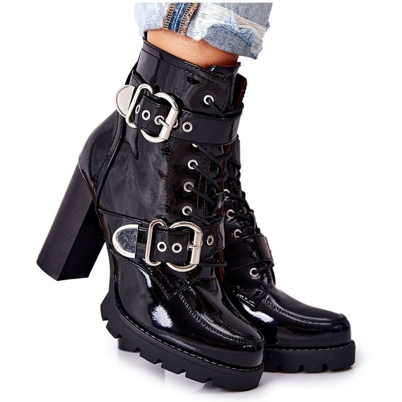 Lakatut saappaat baarissa Black Flaris soljella musta