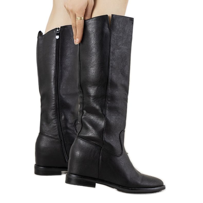 Mustat saappaat Rosamonde-kiilassa