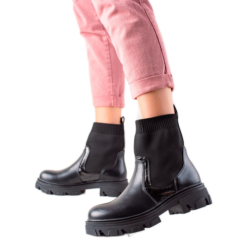 TRENDI Slip-on laukut alustalla musta