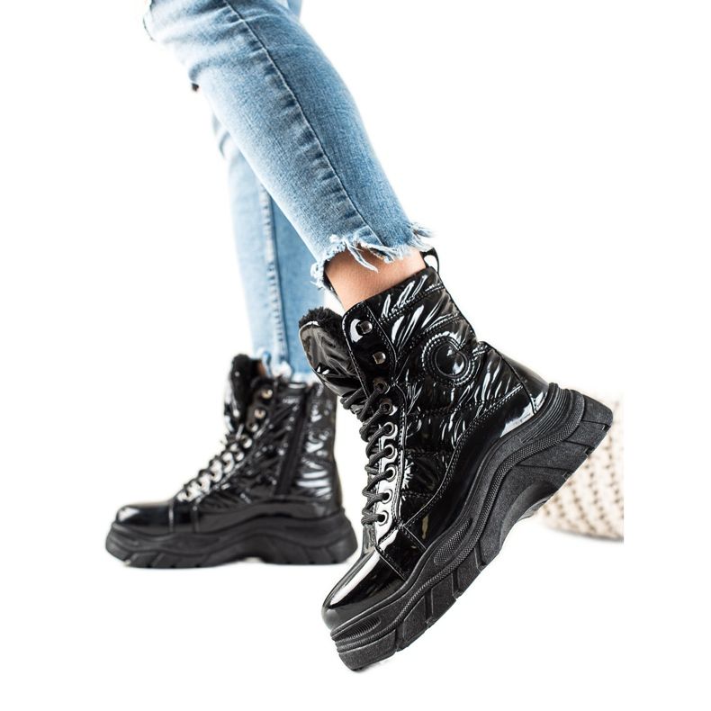 Mustat saappaat VINCEZA-alustalla