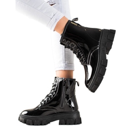 Sergio Todzi Mustat trapperit alustalla