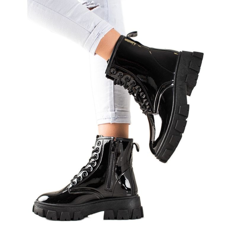 Sergio Todzi Mustat trapperit alustalla