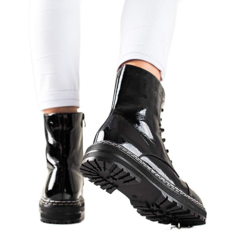 Muodikkaat lakatut saappaat musta