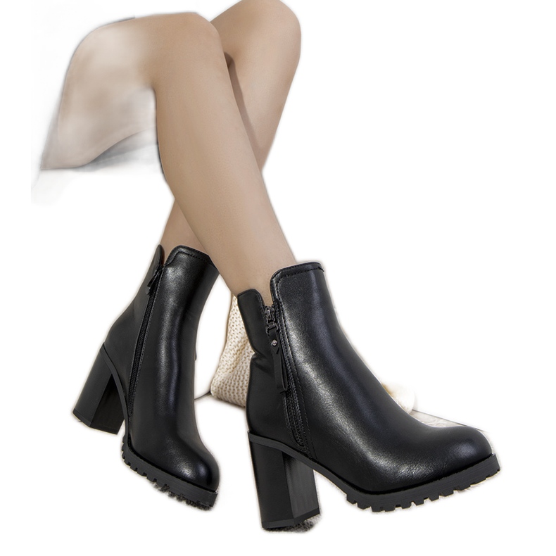 Mustat eristetyt saappaat Karen-tolppassa