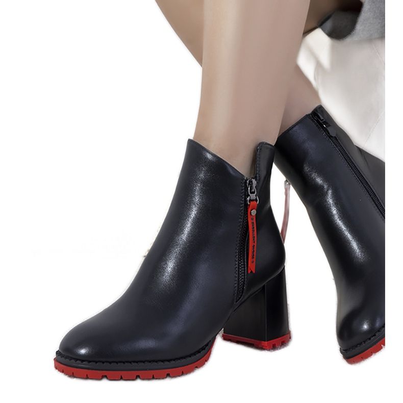 Mustat eristetyt Costerin saappaat