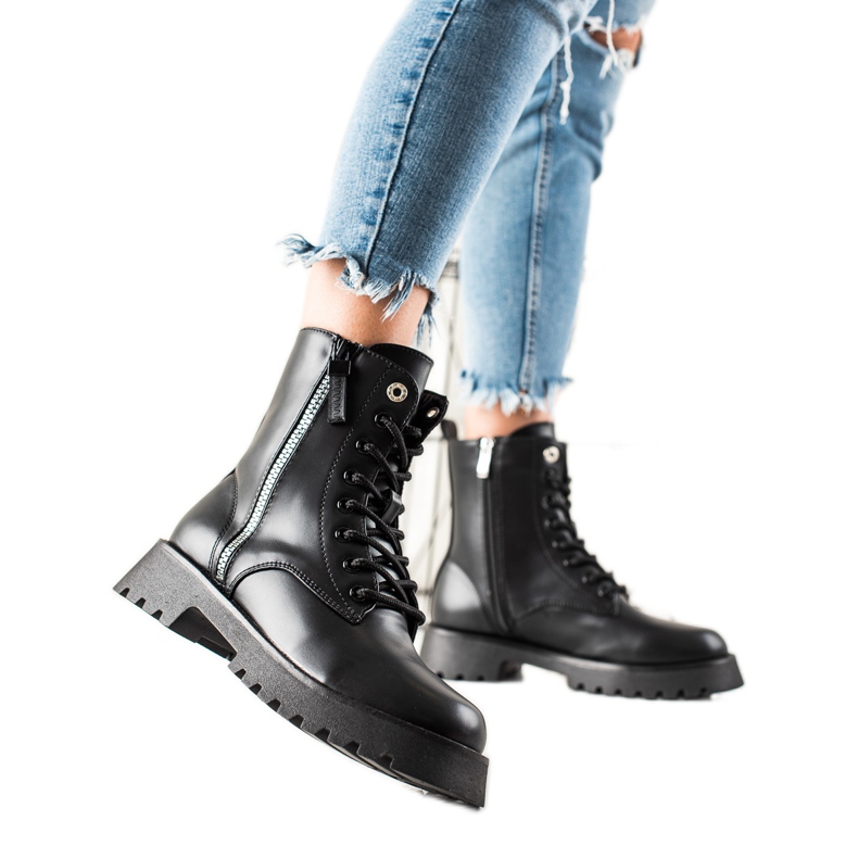 TRENDI Muodikkaita mustia ansoja musta