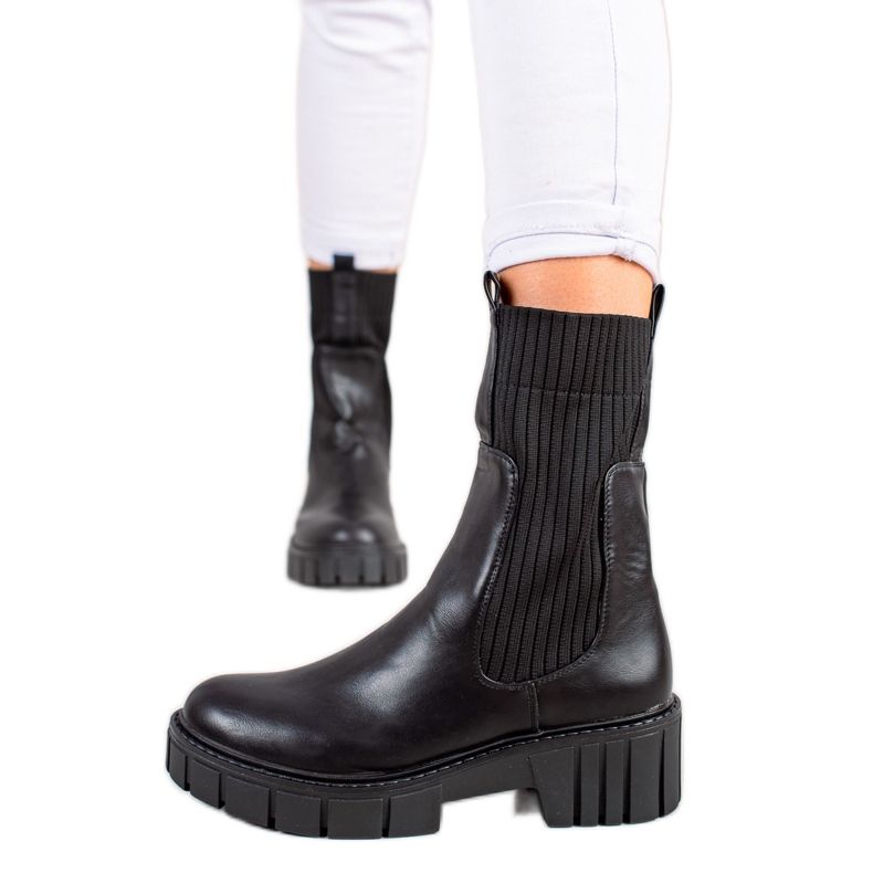 Laura Mode Slip-on Chelsean saappaat alustalla musta