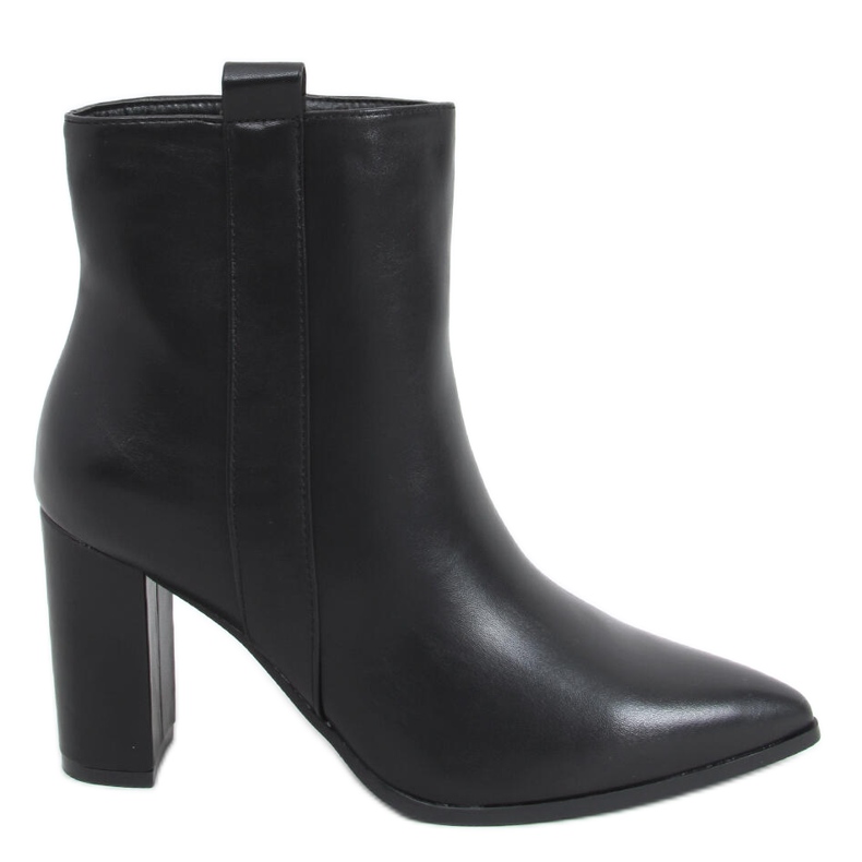 Saappaat Viva Black -postissa musta