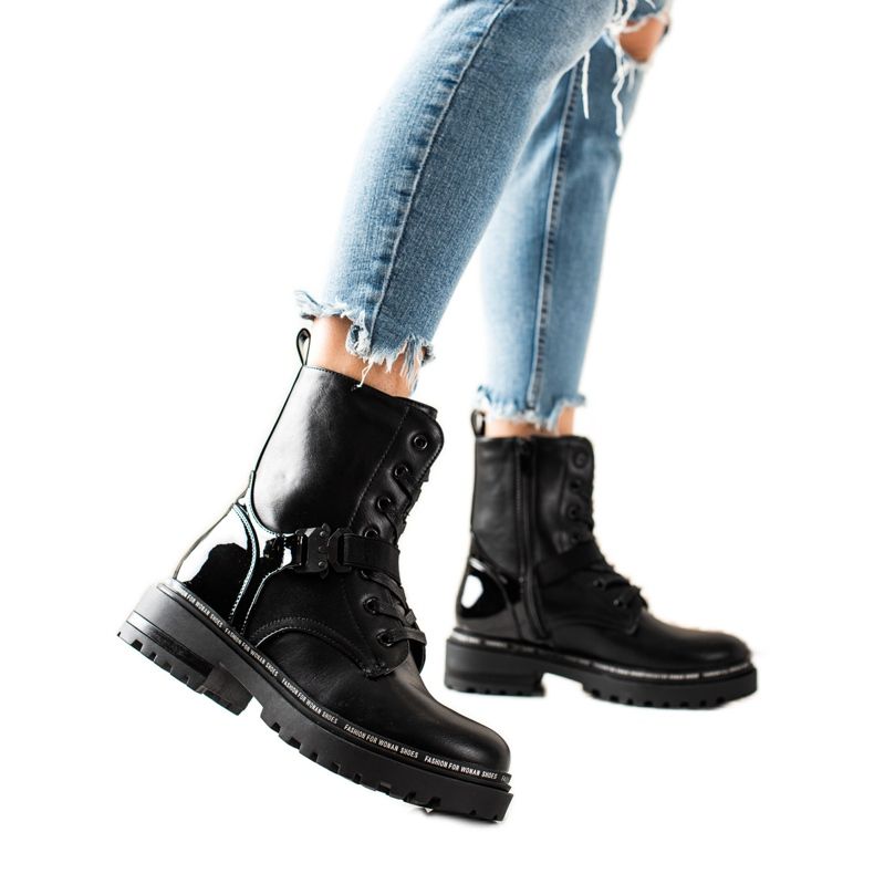 TRENDI Mustia työntekijöitä soljella musta