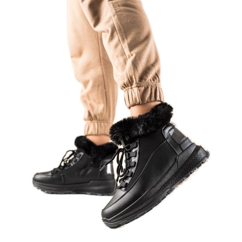 TRENDI Musta lumisaappaat turkis