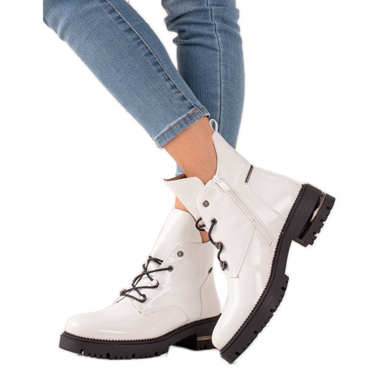 Muodikkaita nauhatyöntekijöitä, Sergio Leonen valkoinen