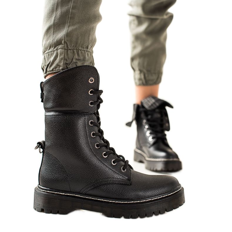 TRENDI Kääntyvällä varrella varustetut saappaat musta