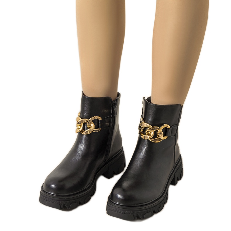 Kathlynin mustat topatut nilkkurit ketjulla