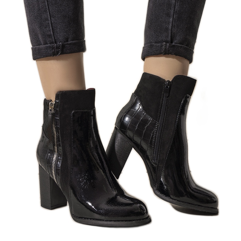 Mustat eristetyt saappaat Witter-tolppassa