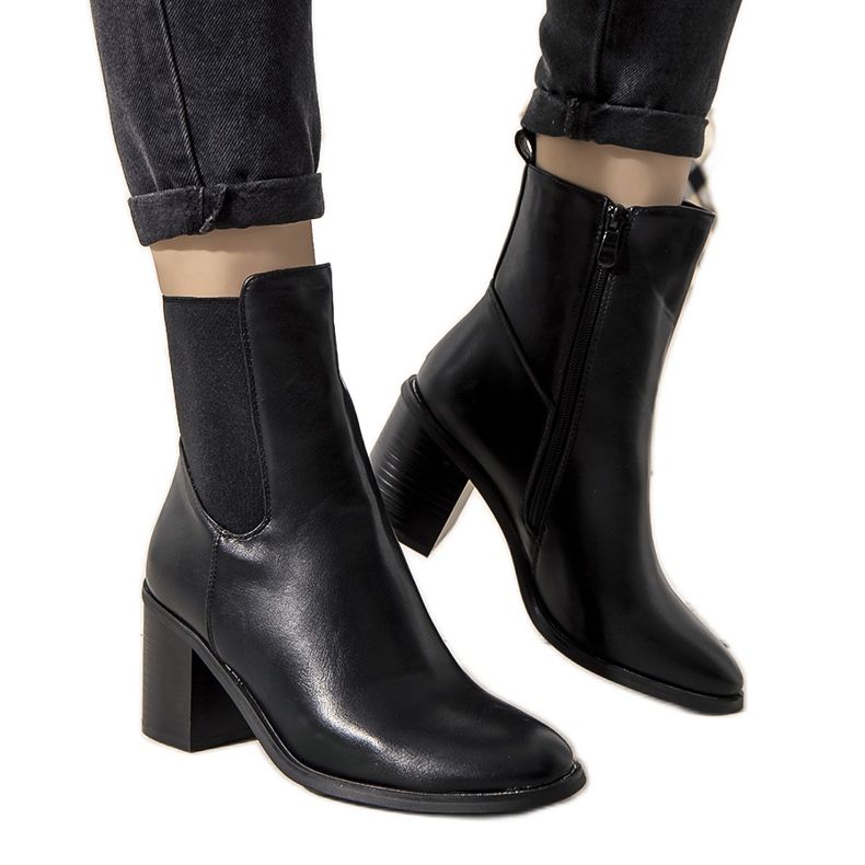 Mustat eristetyt saappaat Michelle-tolppassa