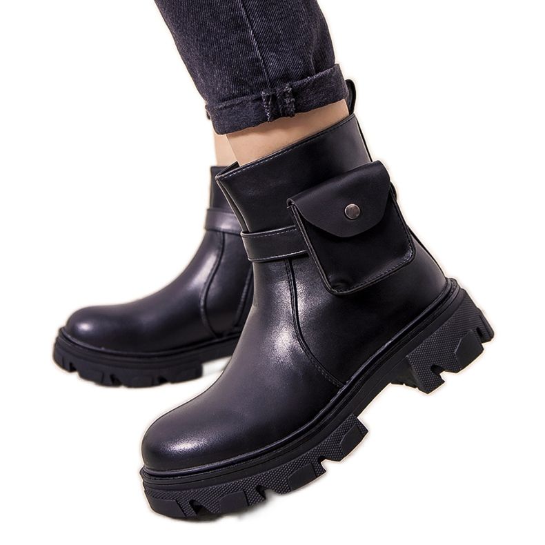 Mustat eristetyt saappaat Millikin-pussilla