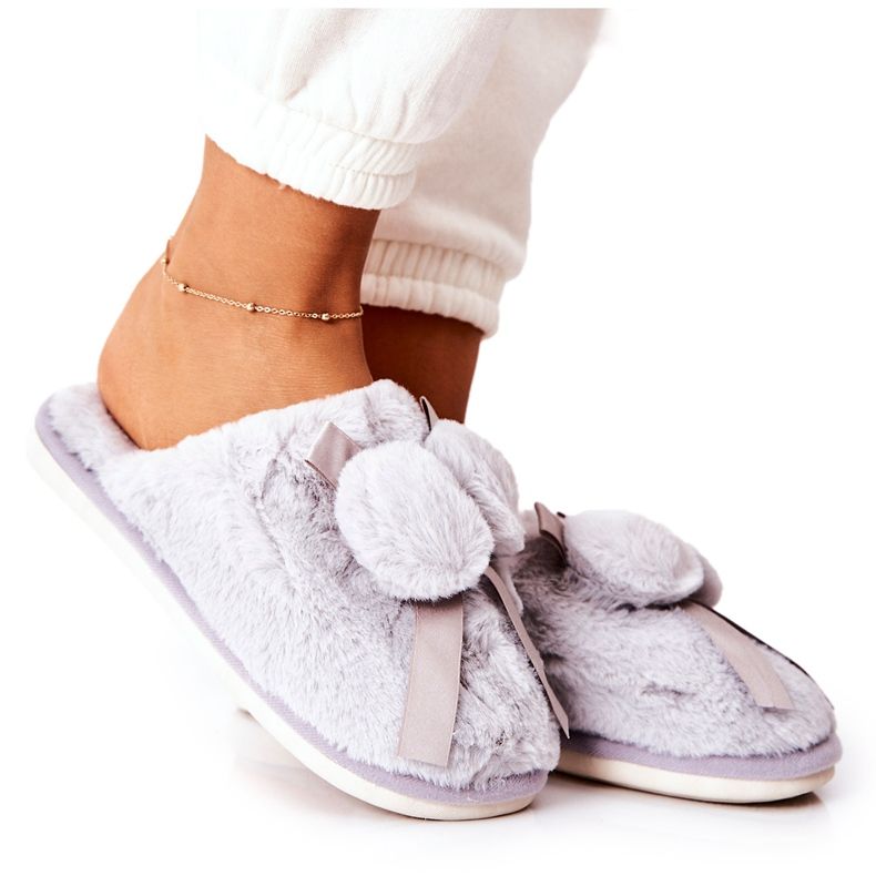 Harmaa Pamppy-turkistossut, joissa pomponeja