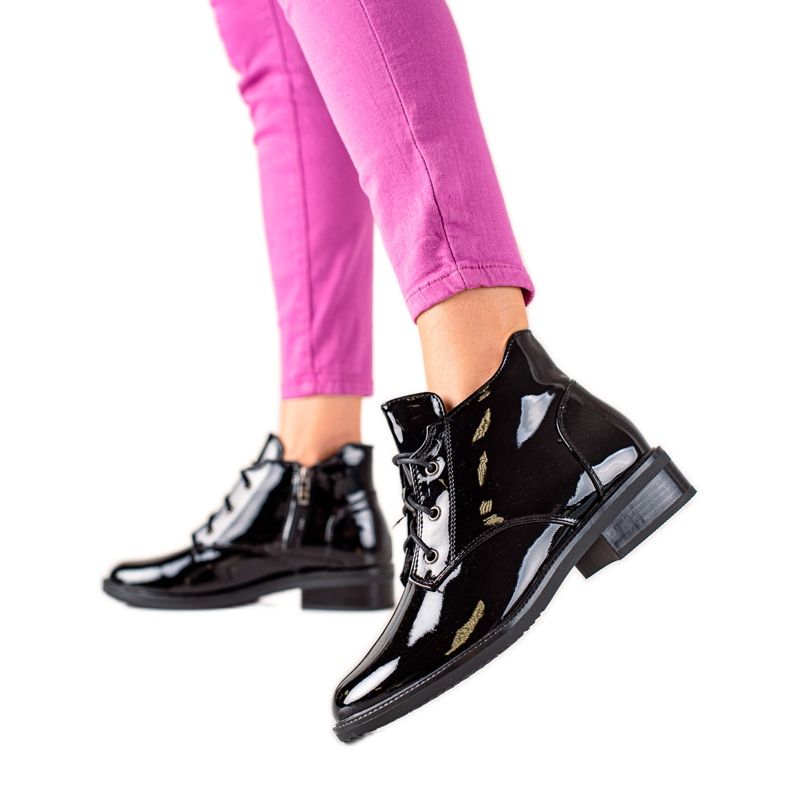 TRENDI Lakatut mustat saappaat