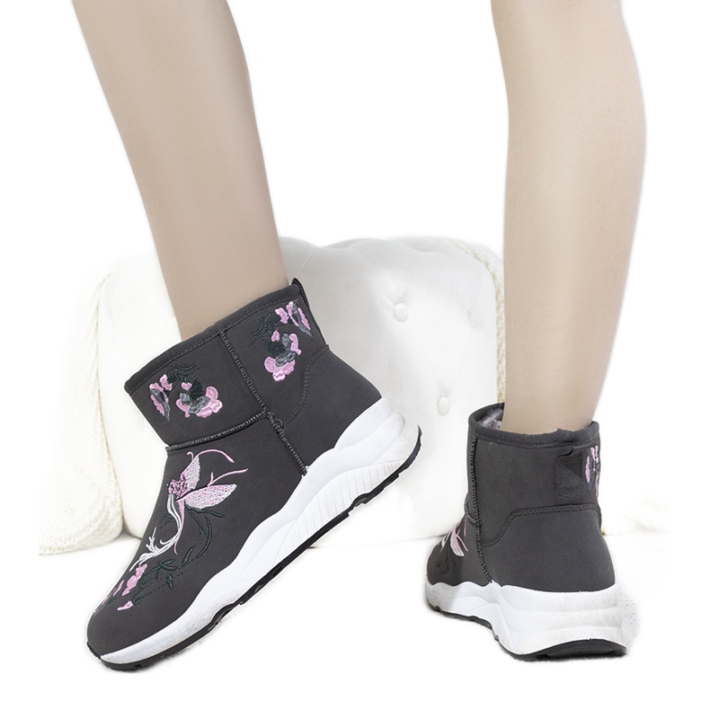 BM Harmaat lumisaappaat, joissa Jamil-kirjonta