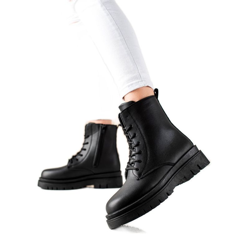 TRENDI Klassiset mustat trapperit alustalla