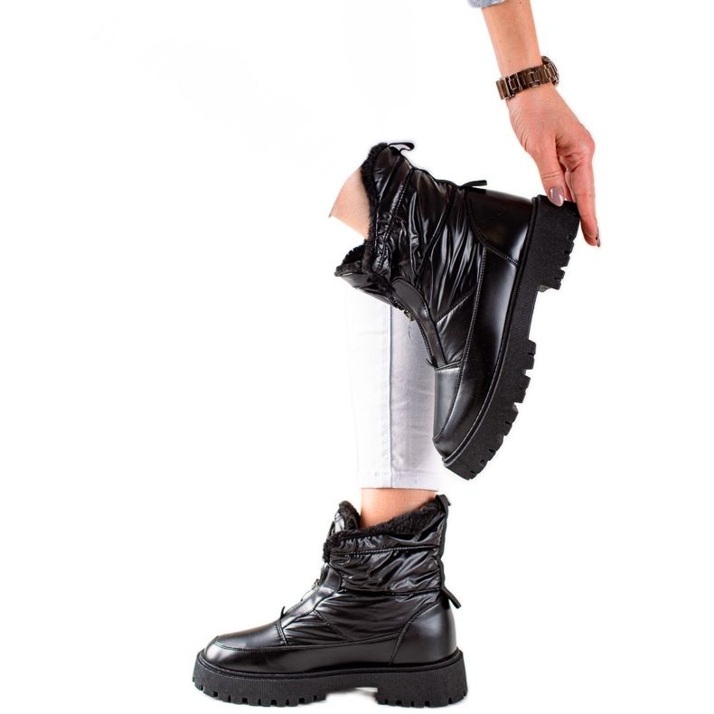 TRENDI Mustat kiiltävät lumisaappaat