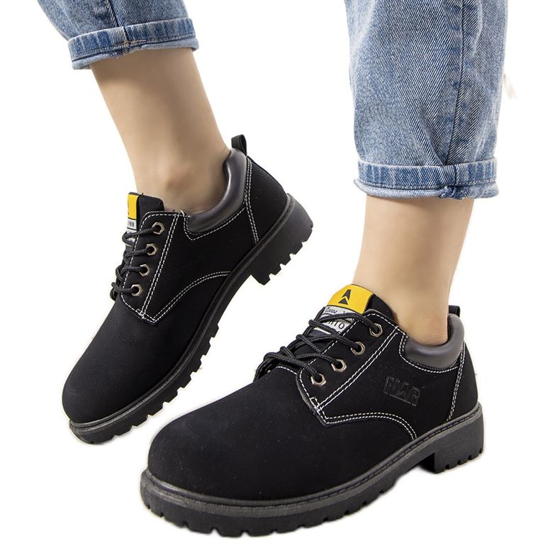 Mustat kengät paksussa Pelland-pohjassa