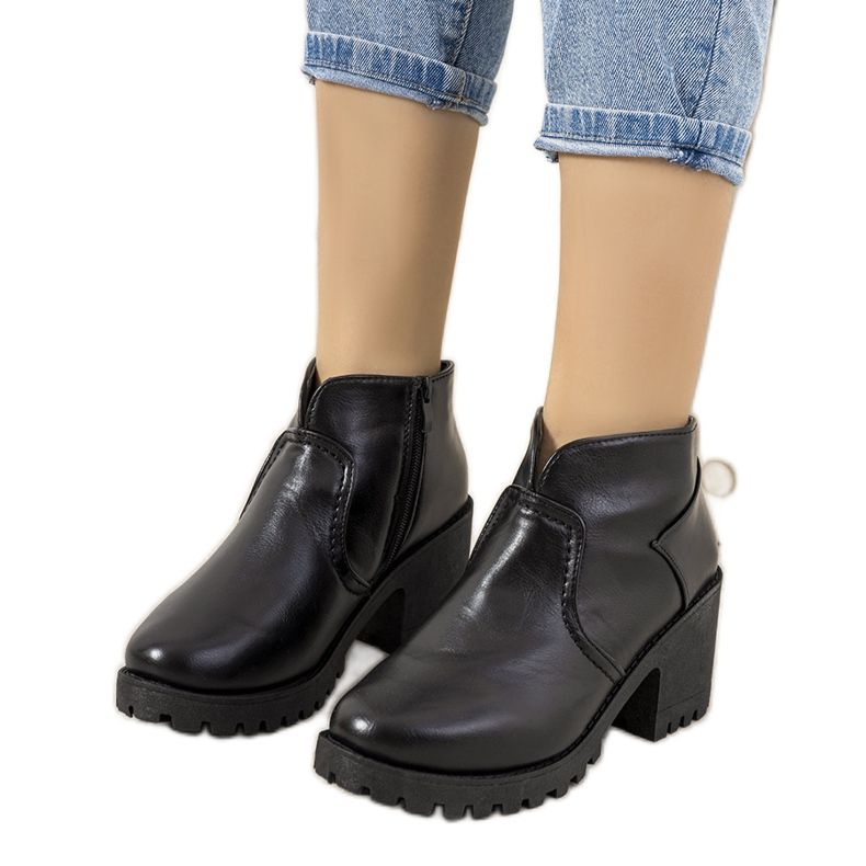 Mustat eristetyt saappaat Sennet-tolppassa