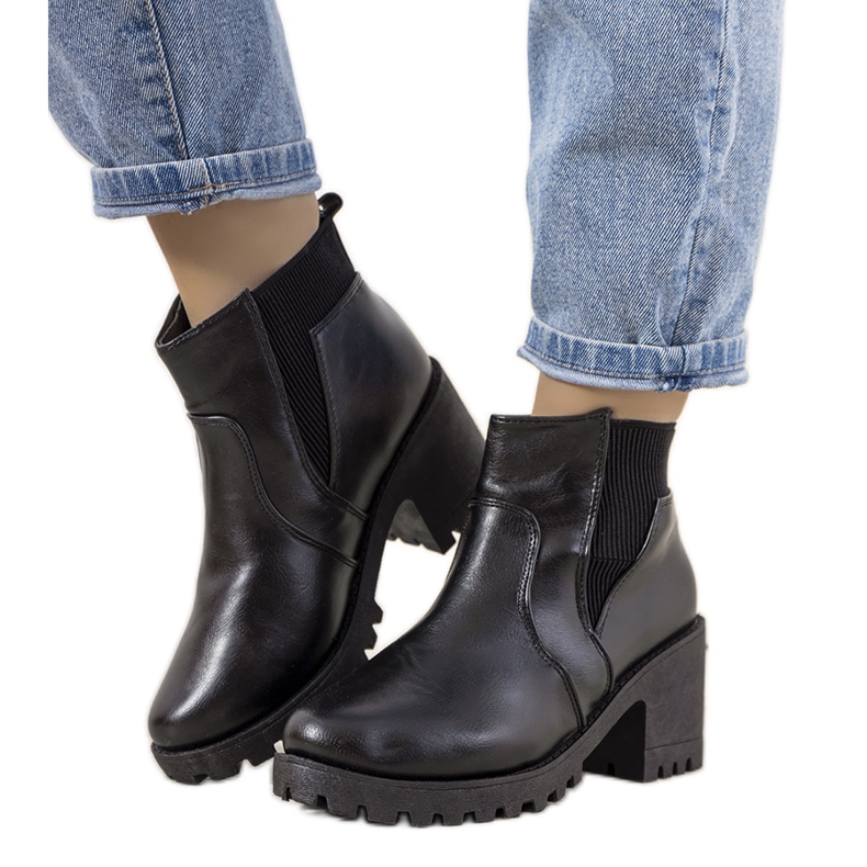 Mustat eristetyt saappaat Ruel-tolppassa