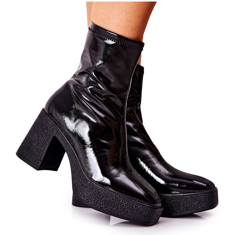 FJ1 Patenttisaappaat Mustat Myrialla-saappaat pylväässä