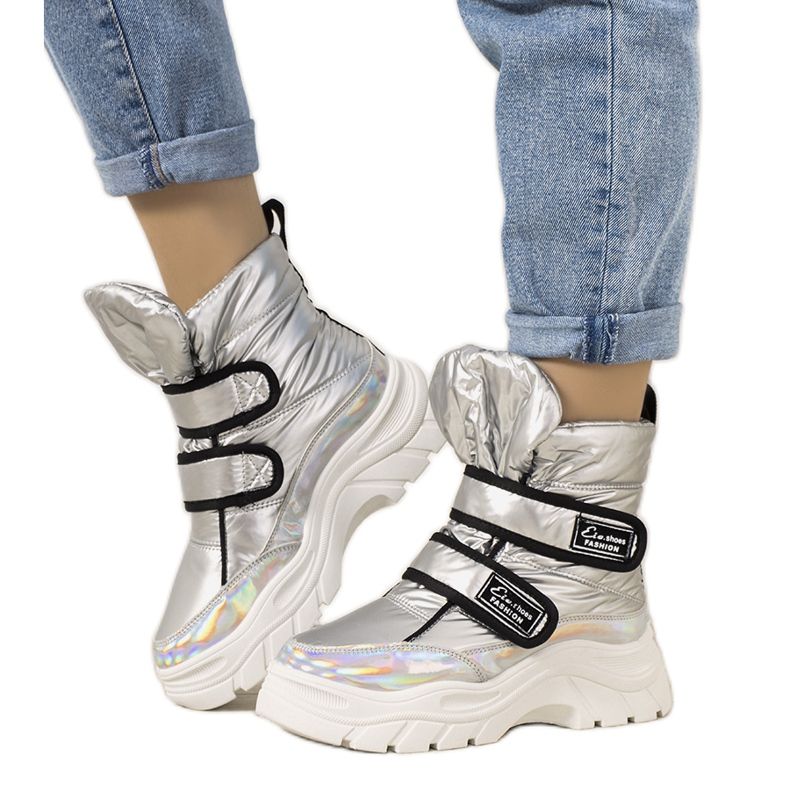 Hopeanväriset lumisaappaat tarranauhalla