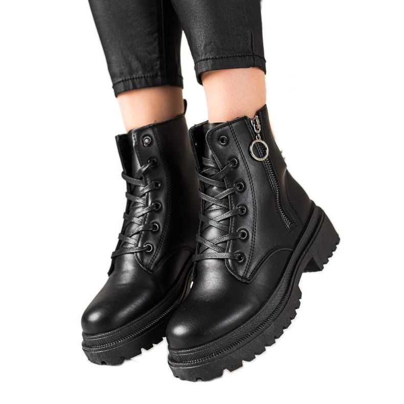 TRENDI Mustat trapperit vetoketjulla