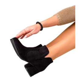 Evento Saappaat, joissa harjakattoinen sisäosa musta