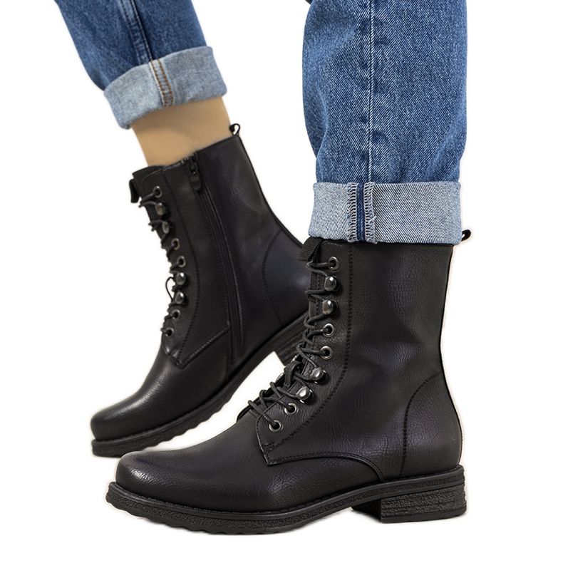 Mustat eristetyt Muron saappaat