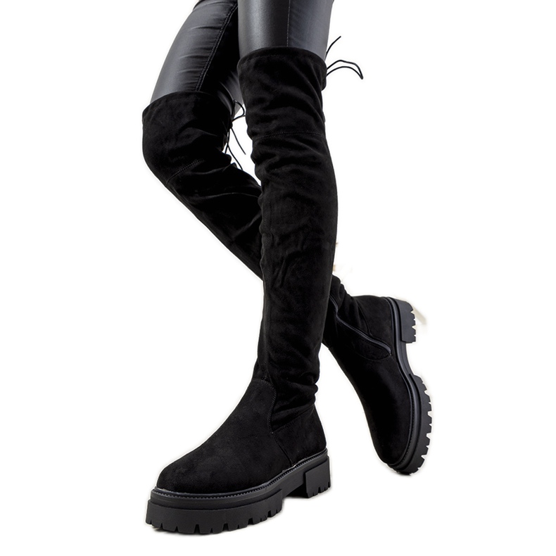 Mustat saappaat korkeassa Paulino-pohjassa