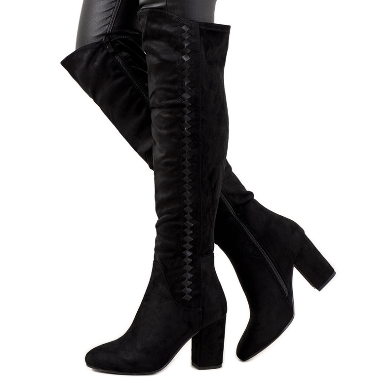 Mustat saappaat eristetyssä Menas-tolppassa