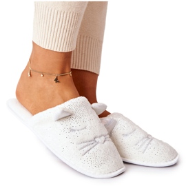 Kiiltävät kissanpentutossut valkoisilla Kaisy-korvilla valkoinen