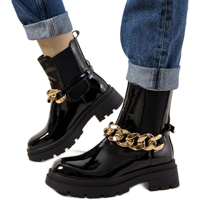 Mustat patentoidut nilkkurit Tapia-ketjulla