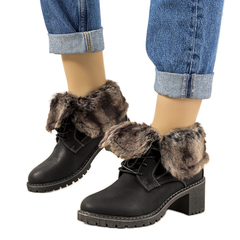 Mustat eristetyt saappaat Varrone-turkilla