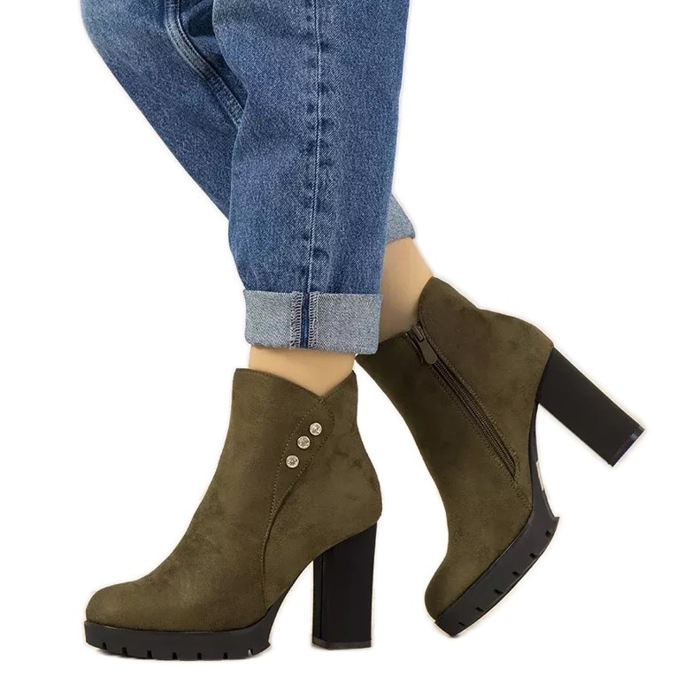 Castaneda mokkanahkan vihreät saappaat tolppassa