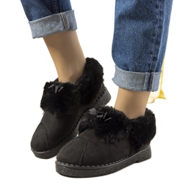 Mustat tossut, joissa turkiseristetty Valle