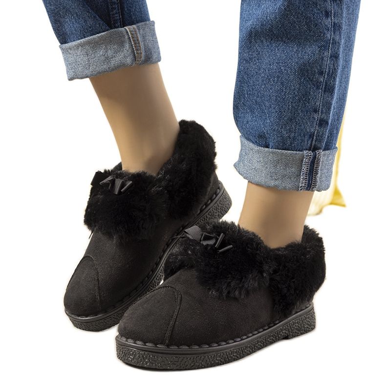 Mustat tossut, joissa turkiseristetty Valle